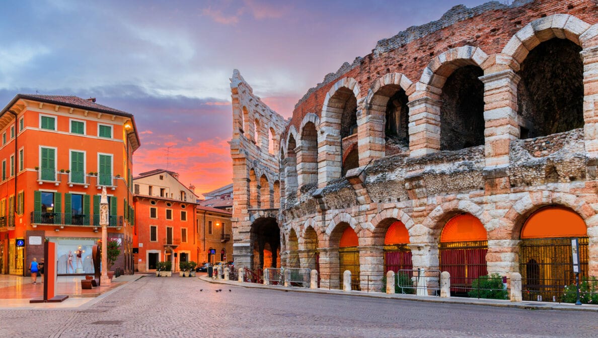 Antikes römisches Amphitheater mit Stadtzentrum von Verona bei Sonnenuntergang.