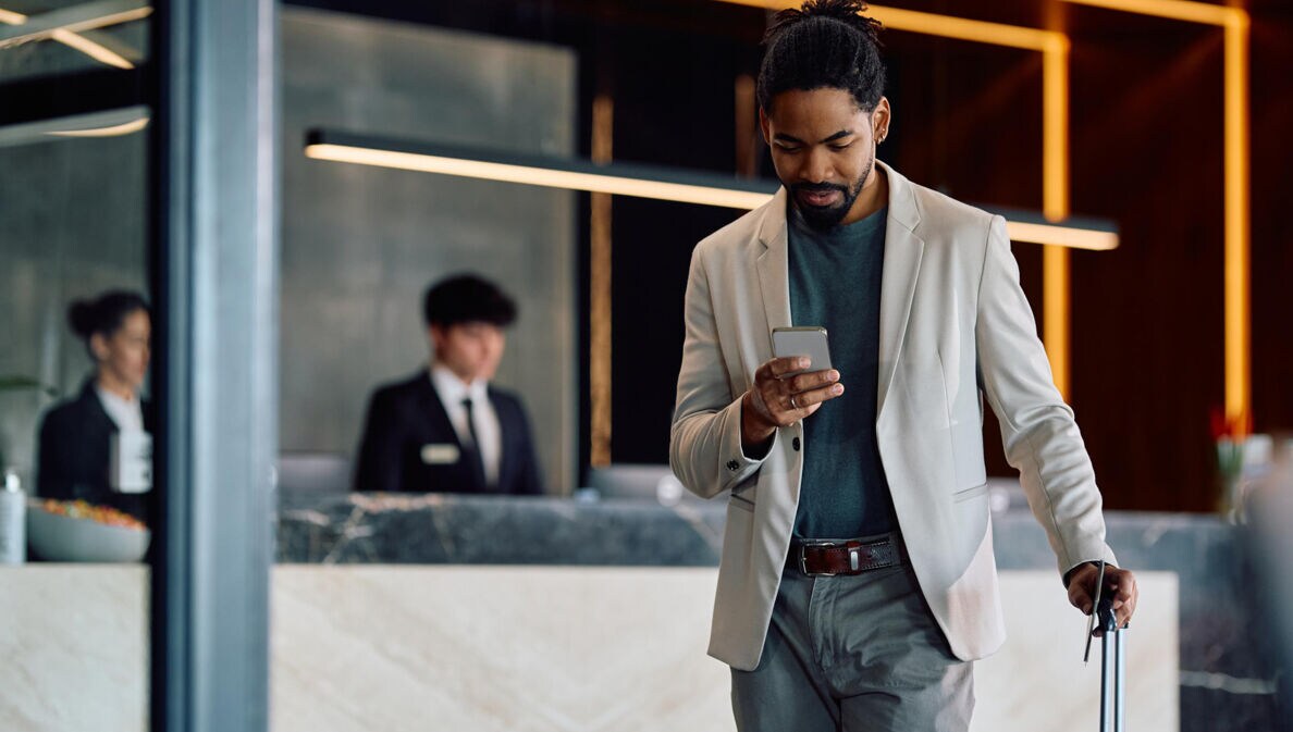 Ein Geschäftsreisender kommt in der Hotellobby an.