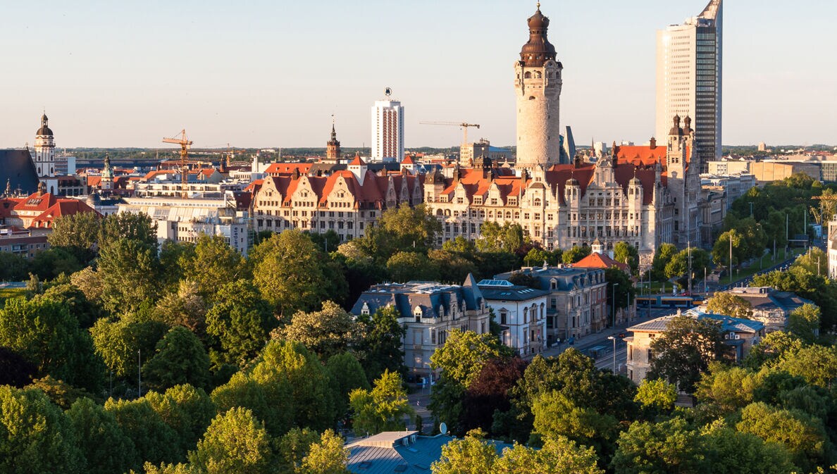 Die Fotografie zeigt die Skyline von Leipzig am Abend.