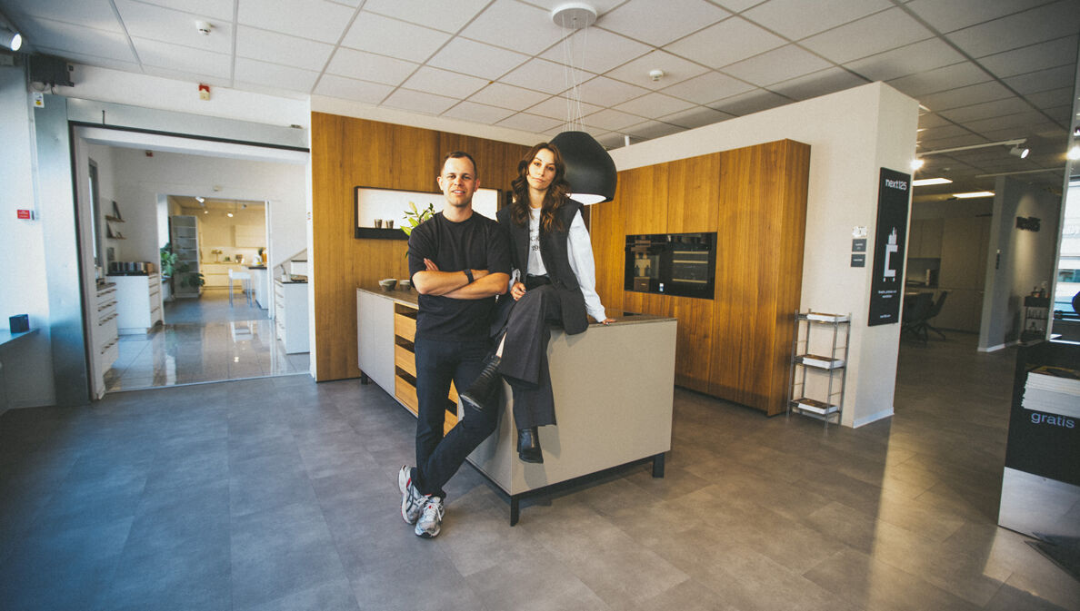 Benjamin Diedering und Masha Schubbach befinden sich in einem Küchenstudio.