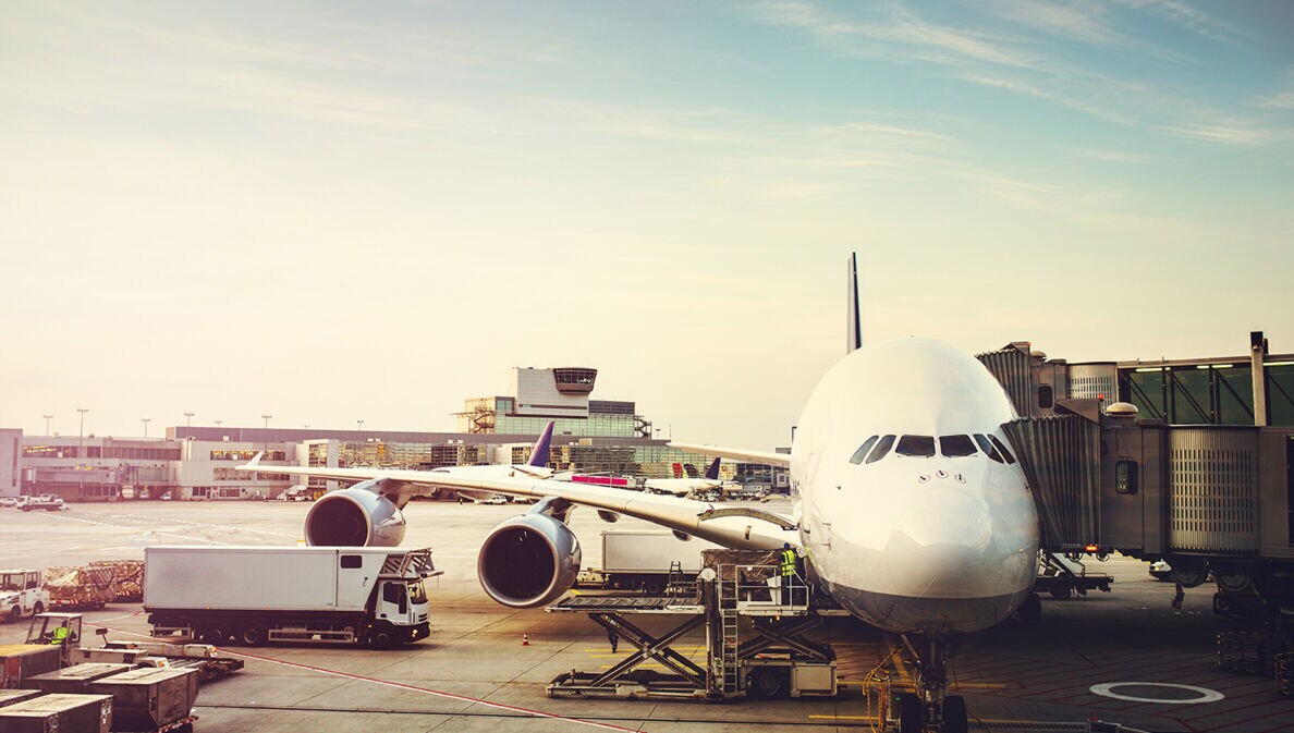 Ein Flugzeug wird am Flughafen entladen.