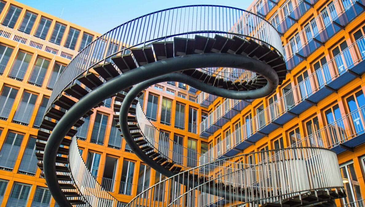 Endlose Treppe von Olafur Eliasson im Innenhof des KPMG-Gebäudes, spiralförmige Treppe ohne Anfang oder Ende