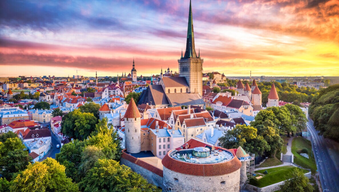 Luftaufnahme der Tallinner Altstadt bei Sonnenuntergang im Sommer, mit dem Turm der „Dicken Margarete“ im Vordergrund.
