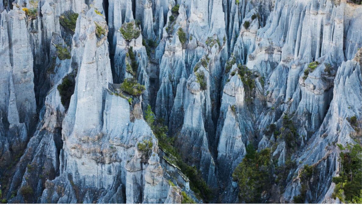 Felsformationen mit schmalen, spitzen Türmen und vereinzeltem Bewuchs