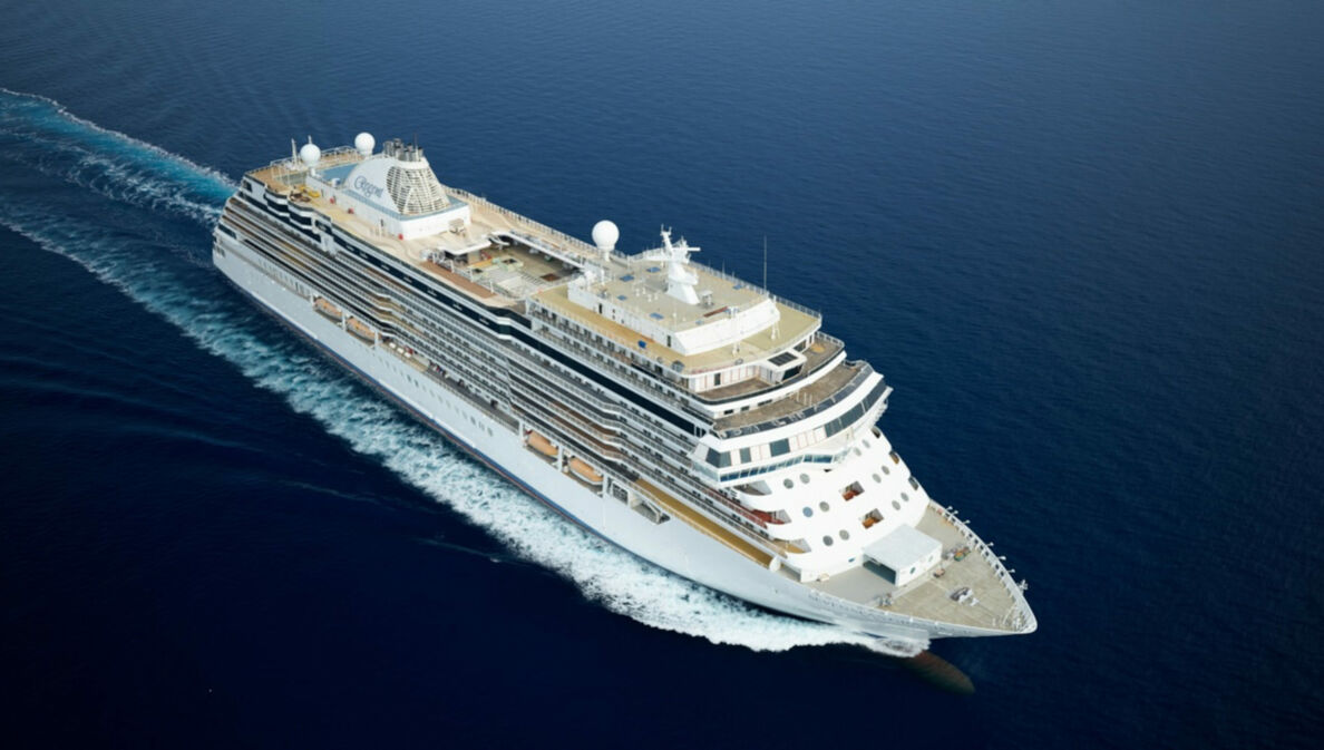 Luftaufnahme eines luxuriösen Kreuzfahrtschiffs es auf dem Meer.