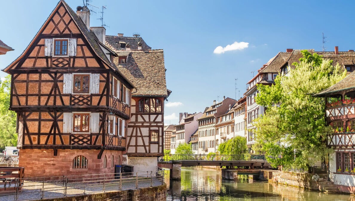 Fachwerkhäuser an einem Kanal in Straßburg, Frankreich, bei sonnigem Wetter