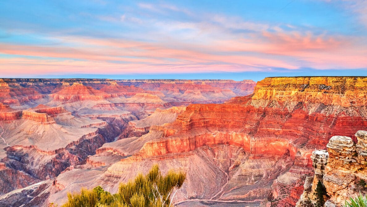 Leuchtende Farben während eines Sonnenuntergangs am Mohave Point an der Hermit Road im Grand Canyon.