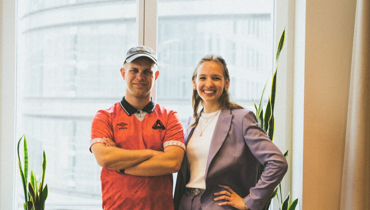 Fotografie von Benjamin Diedering und Angelica Conraths in ihrem Büro.