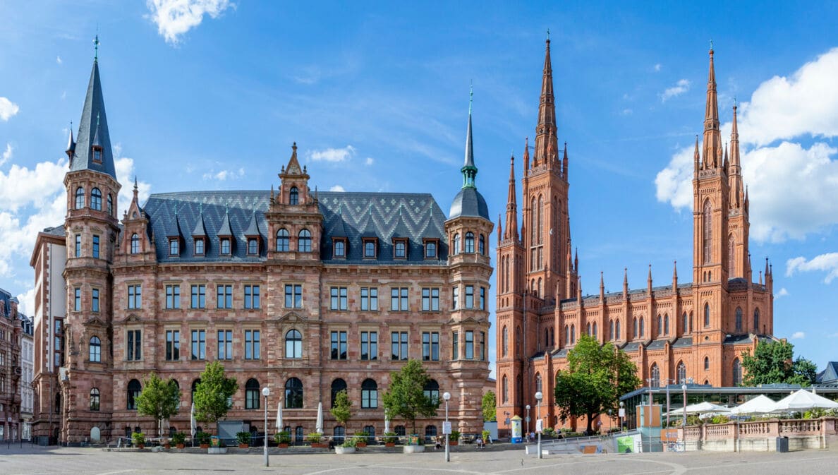 Blick auf das Neue Rathaus und die Marktkirche in Wiesbaden während eines leicht bewölkten Sommertags.