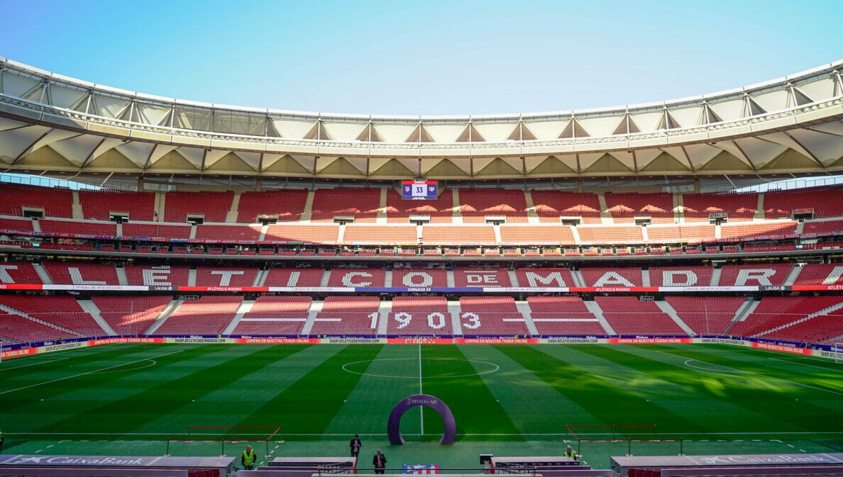 Blick auf das Stadion Metropolitano in Madrid. Rasenfläche mit Linien und einem großen lila Kreis in der Mitte.
