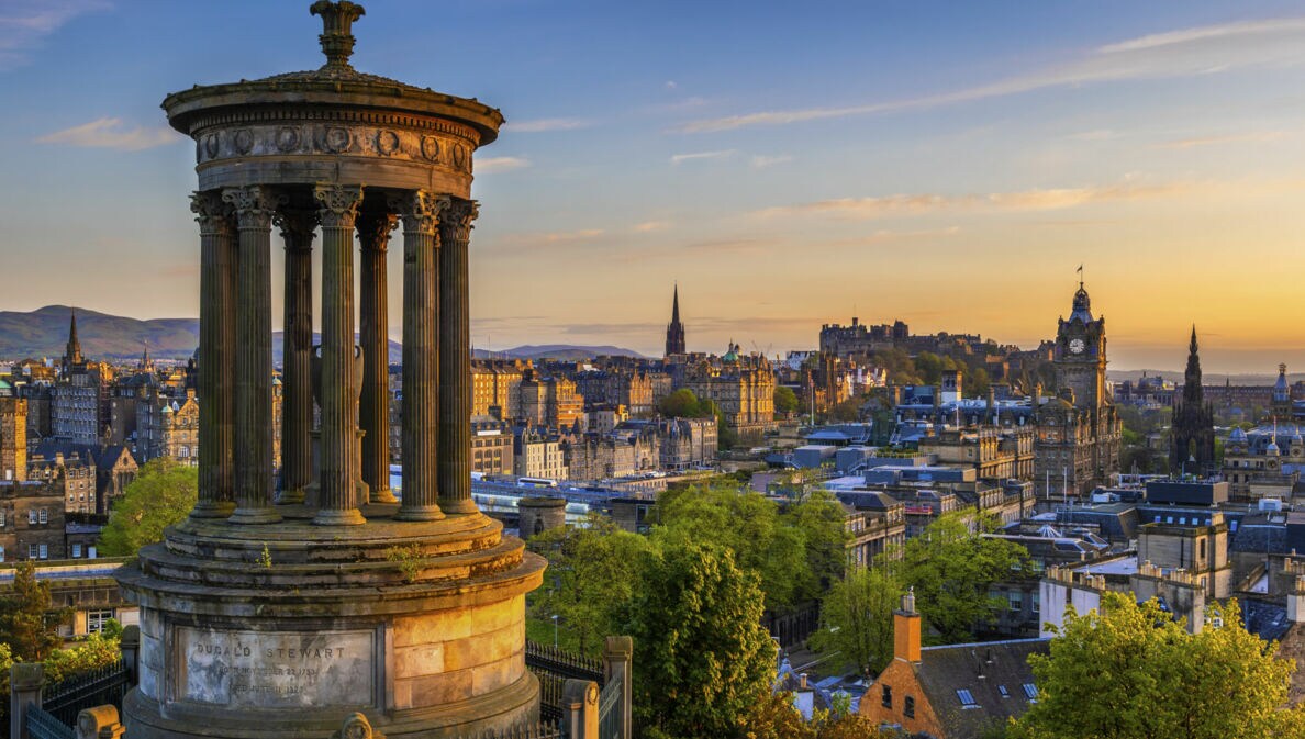 Blick von der Erhebung Calton Hill auf Edinburgh.