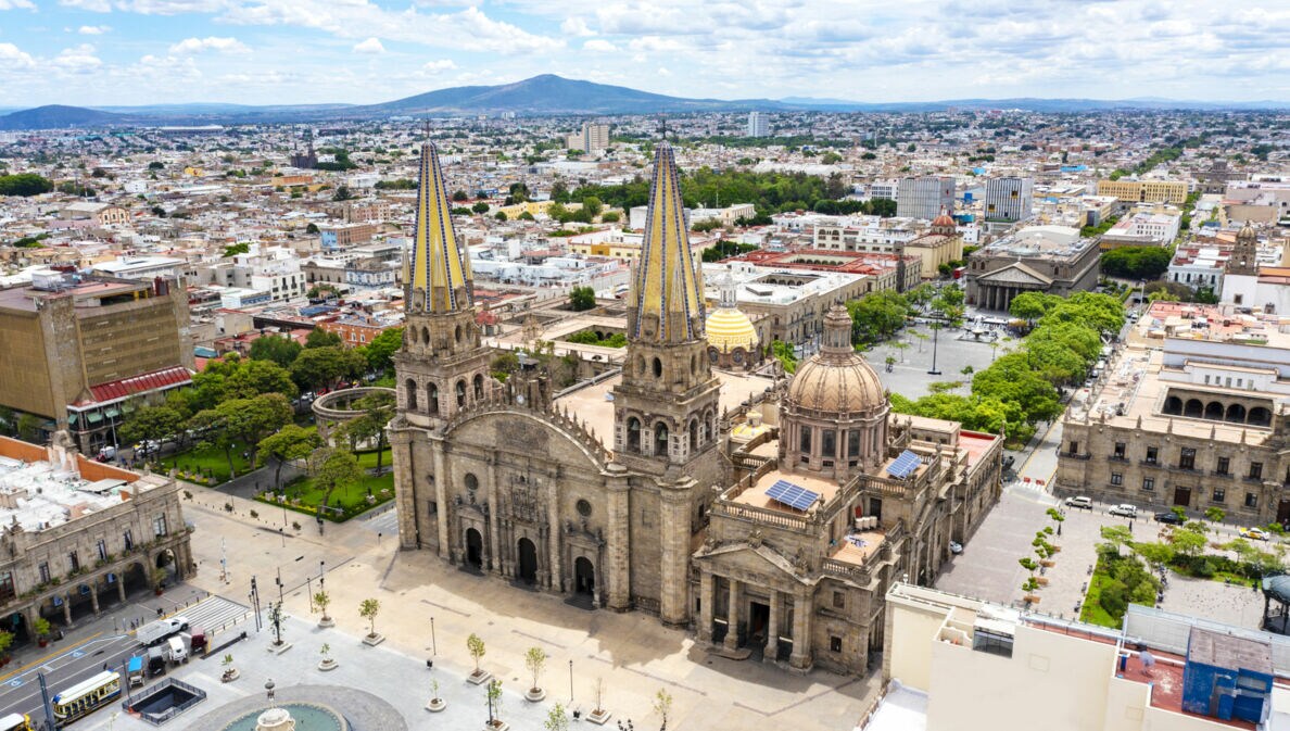 Blick von oben auf die Kathedrale von Guadalajara City, im Hintergrund Häuser der Stadt.