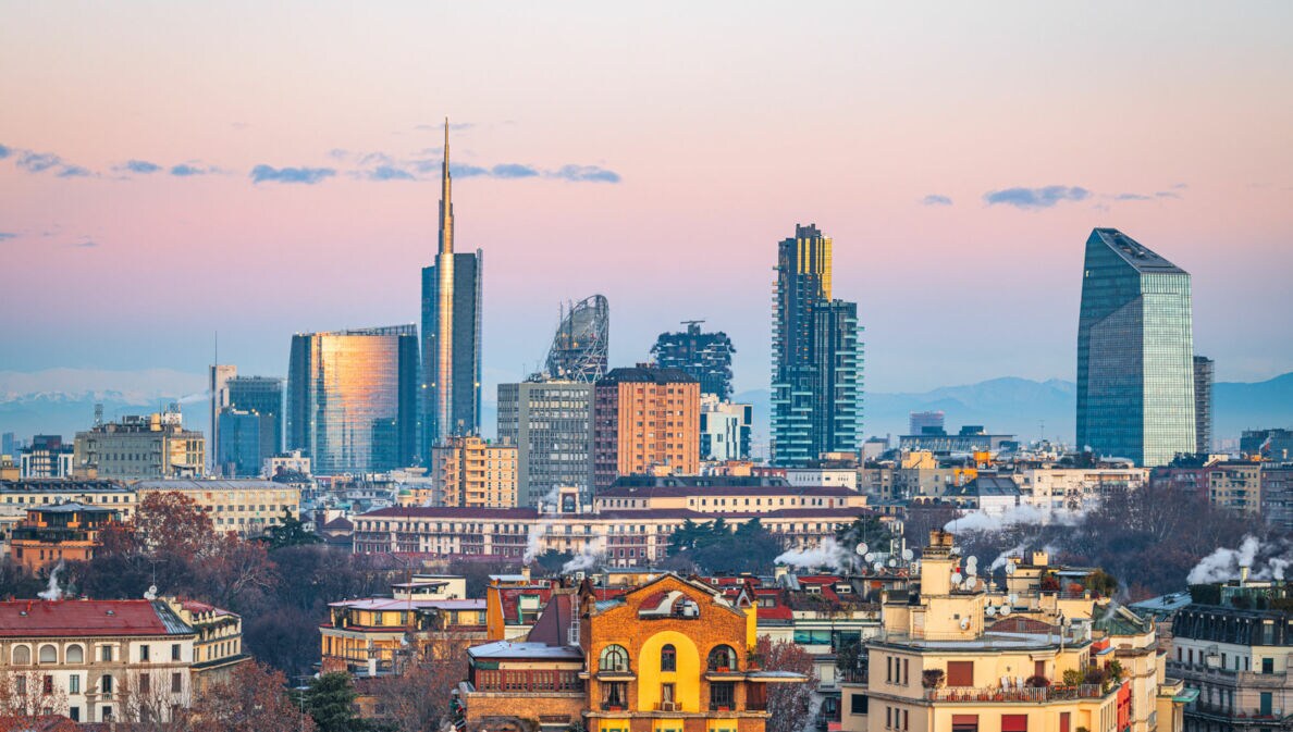 Blick auf die Skyline von Mailand mit modernen Hochhäusern im Hintergrund.
