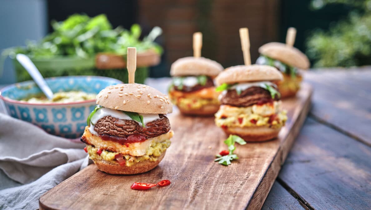 Kleine Burger mit Champignon-Pattys auf einem Brett.