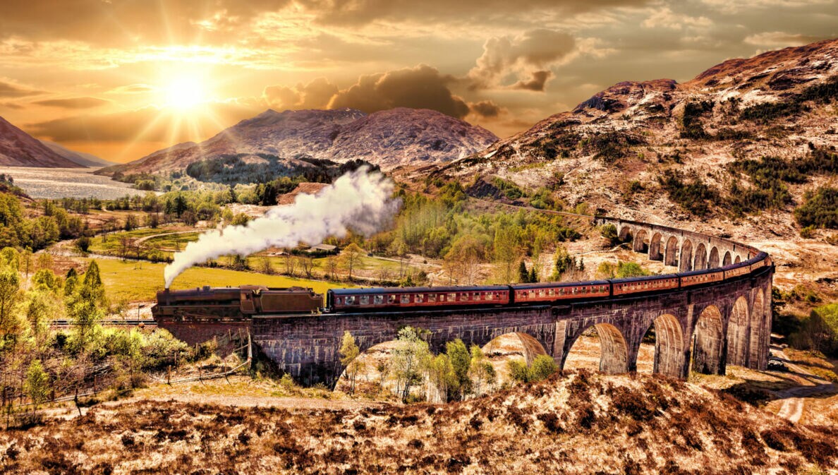 Der Jacobite Steam Train fährt über das Glenfinnan Viaduct in Schottland.
