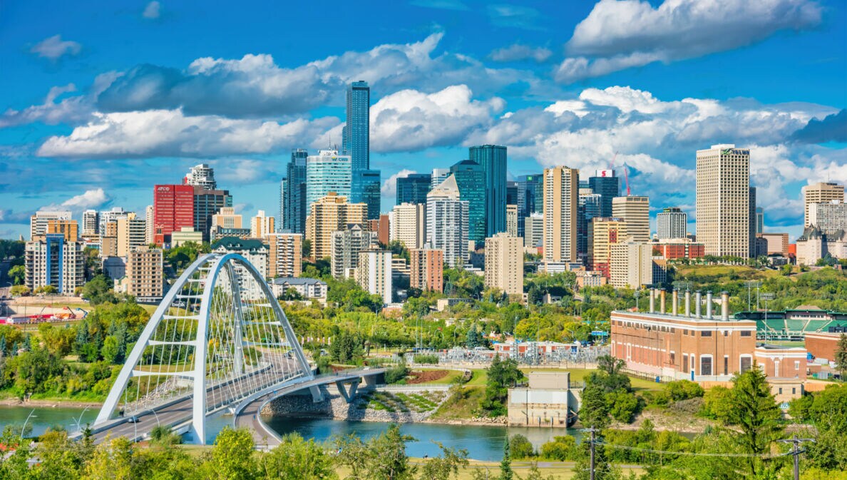 Skyline von Edmonton im Sommer mit der bekannten Walterdale Brücke im Vordergrund.