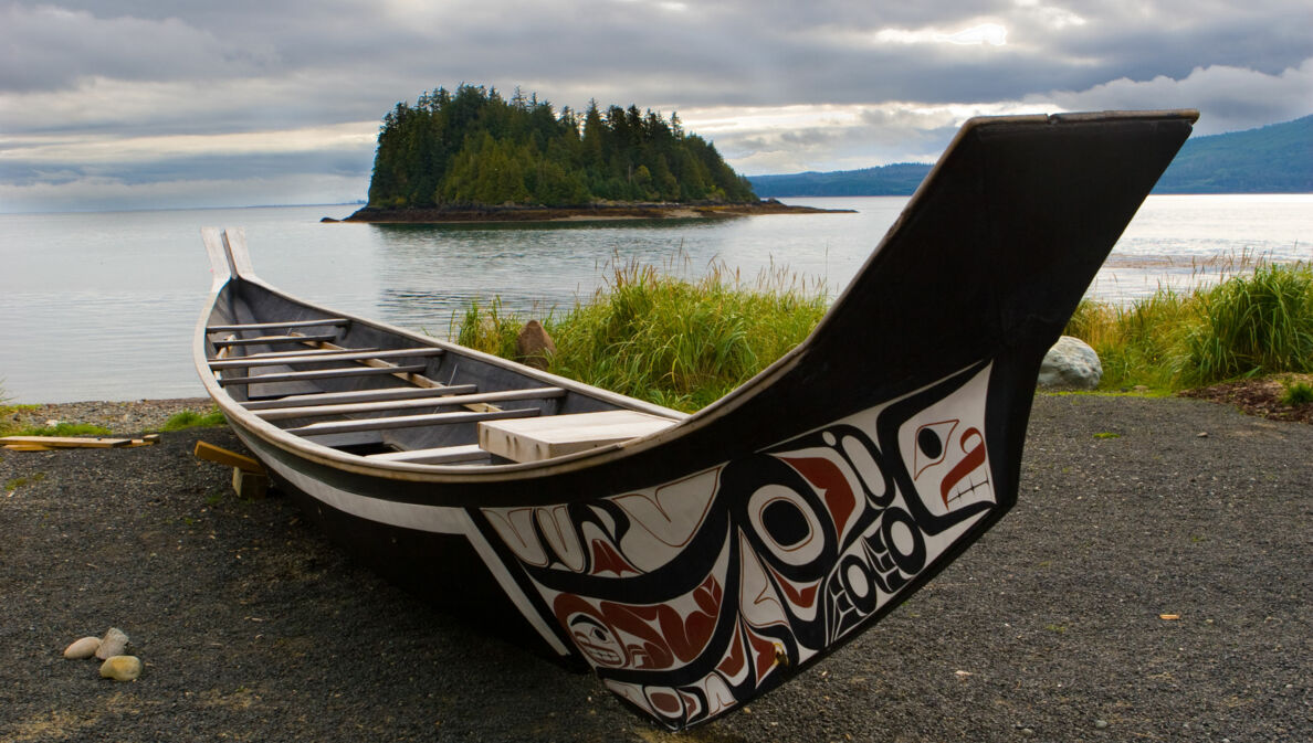 Ein traditionell bemaltes Kanu ruht an der Küste von Haida Gwaii.
