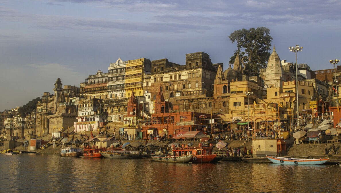 Blick auf Varanasi am Morgen vom Ganges aus.
