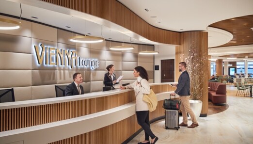 Personen am Empfang einer modernen Vienna Flughafenlounge.
