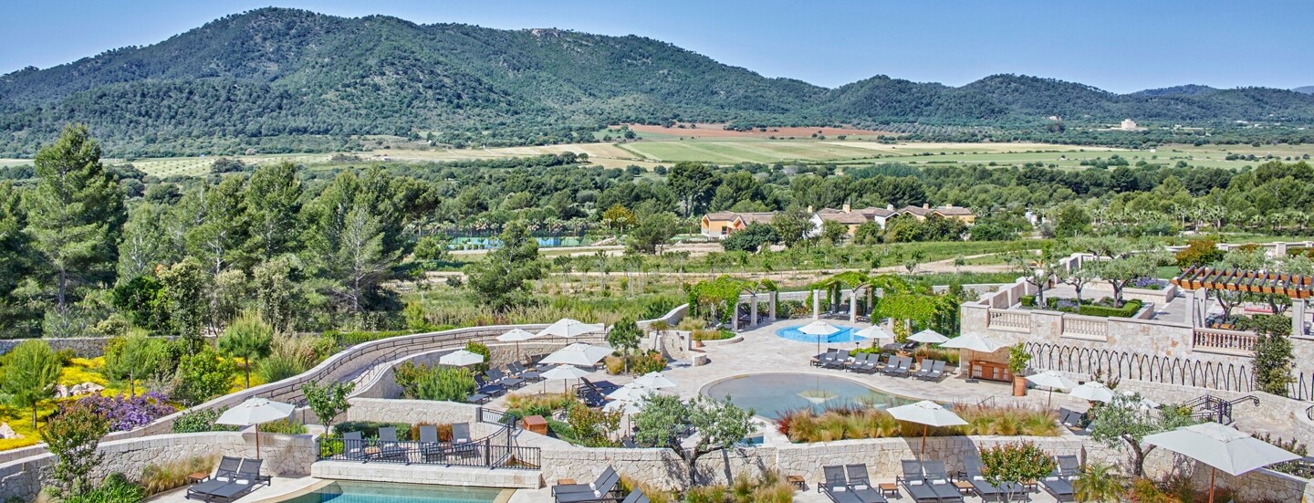 Mehrere Pools des Hotels Cap Vermell Grand Hotel.