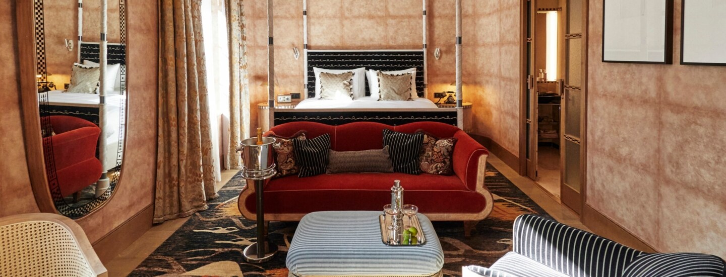 Eine luxuriöse Hotelsuite im Art-Déco-Stil in satten Farben und vielen opulenten Details.