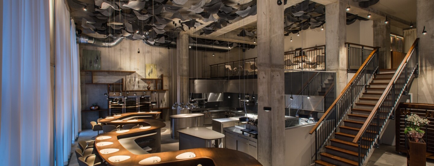 Blick auf einen langen, gewundenen Tisch im Restaurant The Table von Kevin Fehling