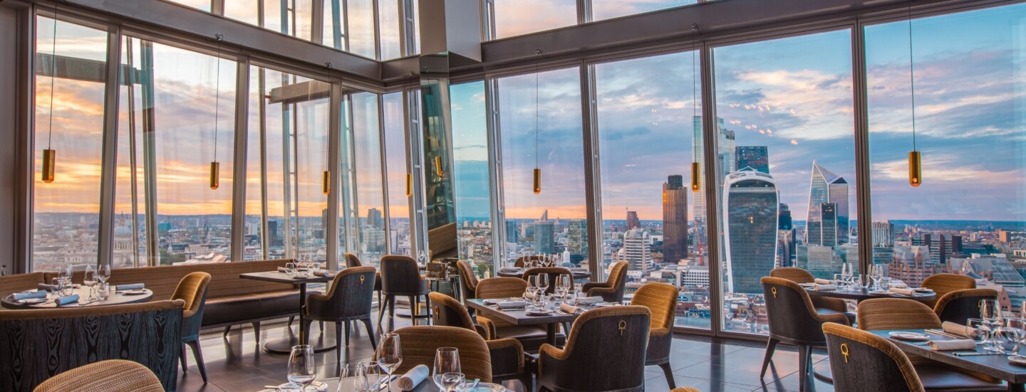 Modernes Restaurant mit Glasfassade und Panoramablick auf die Skyline Londons