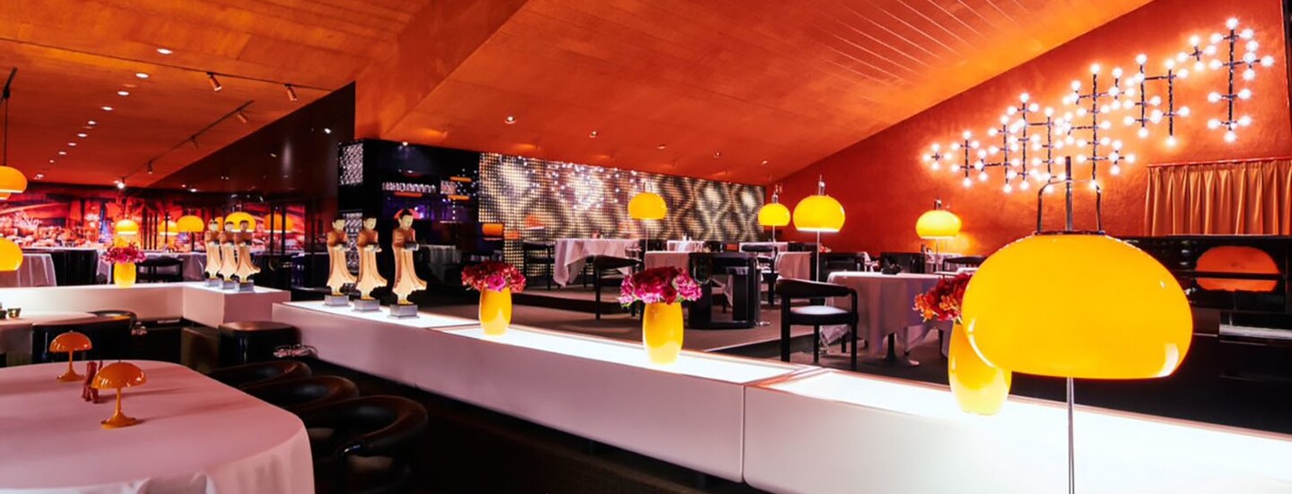 Innenraum eines modernen Restaurants im Retrostil mit gelben Lampen