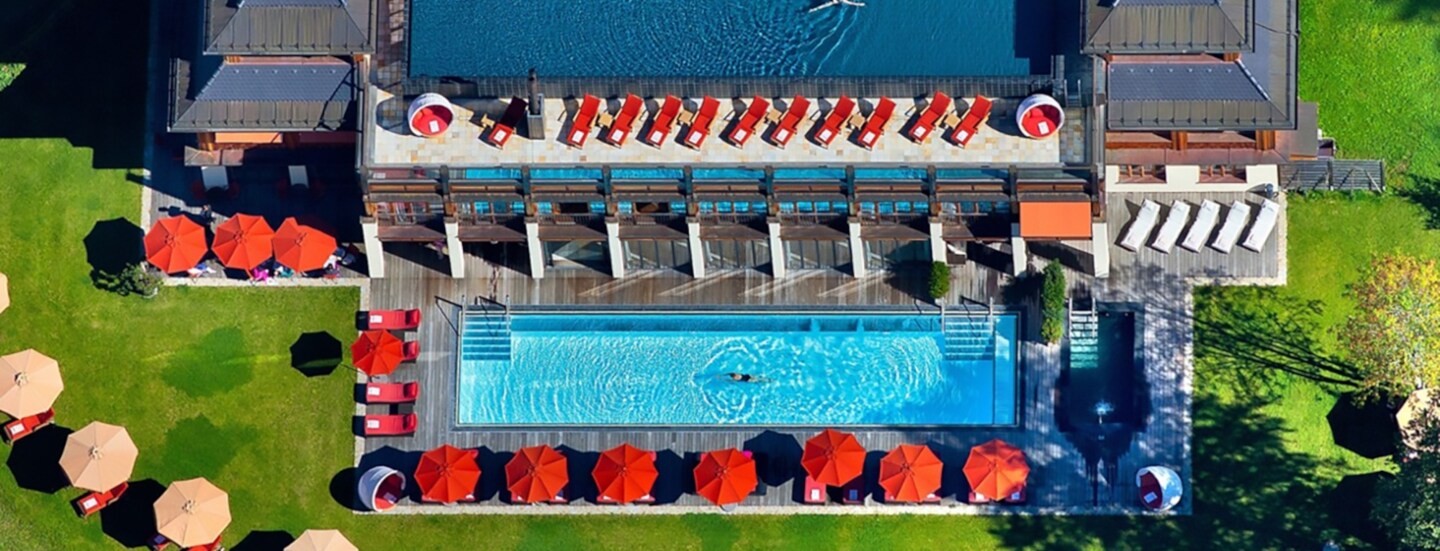 Luxuriöser Hotelkomplex mit Sonnenterrassen und zwei Pools aus der Vogelperspektive.