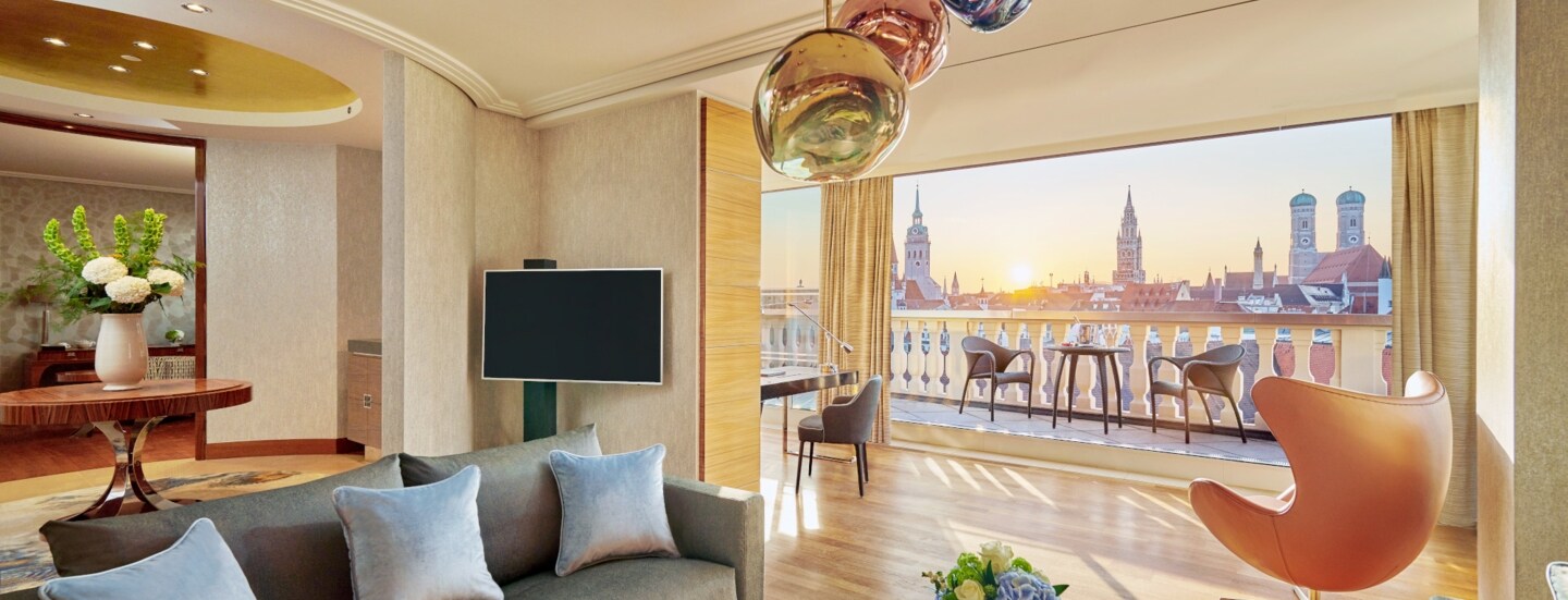 Elegantes Wohnzimmer einer Hotelsuite mit Dachterrasse in der Münchener Altstadt.