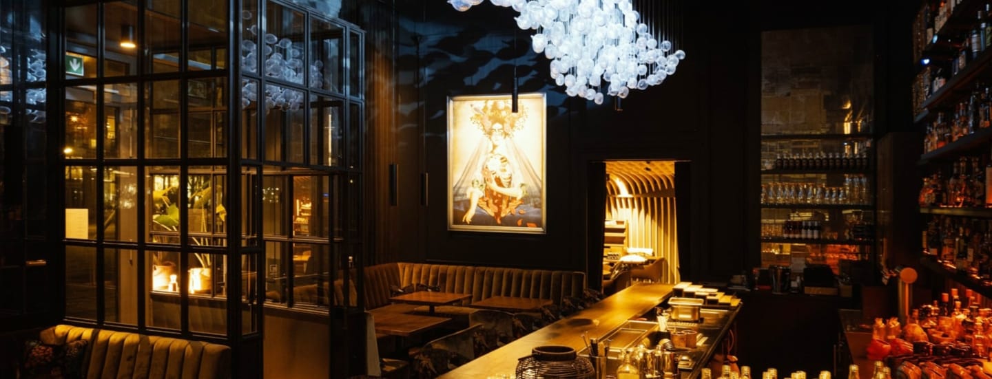 Gemütliches Restaurant mit Bar bei gedimmter Beleuchtung.