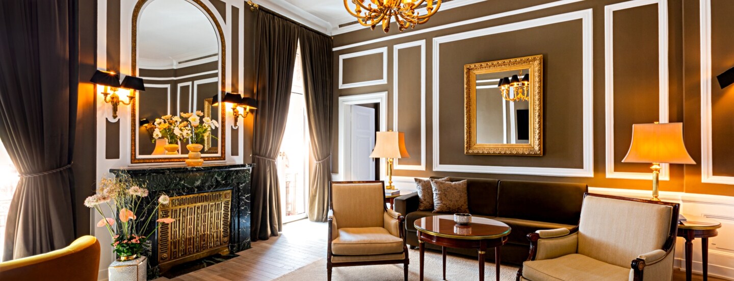 Luxuriöse Hotelsuite im elegantem, klassischem Design n Brauntönen.