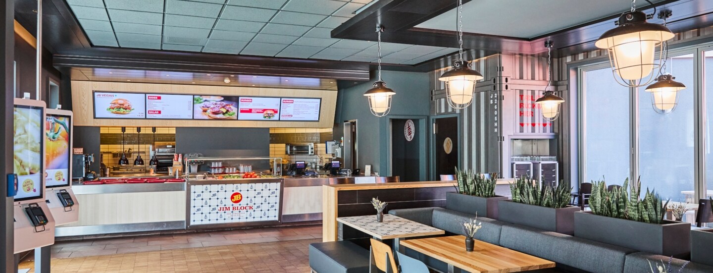 Ein modernes Fast-Food-Restaurant mit Sitzgelegenheiten.