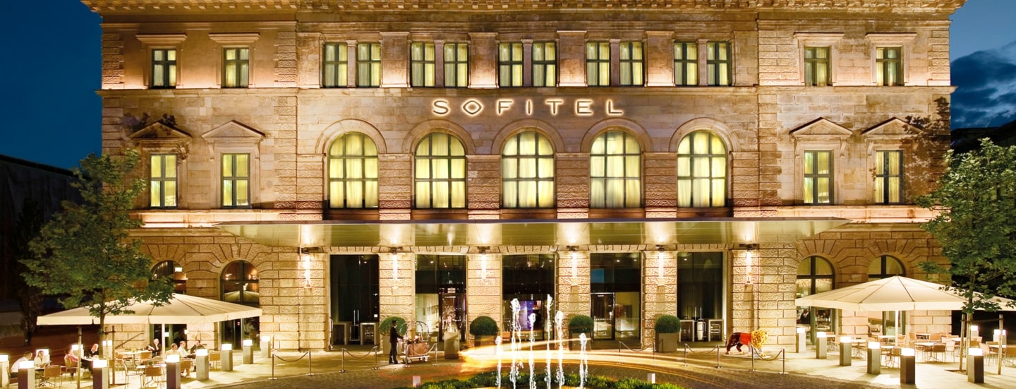 Eingangsbereich mit Vorplatz des Luxushotels Sofitel mit neoklassizistischer Fassade.