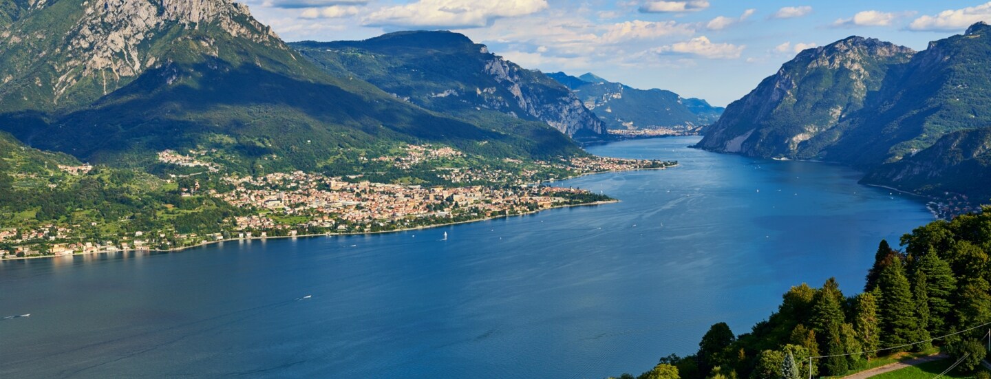 Panoramaaufnahme des Comer See in Italien.