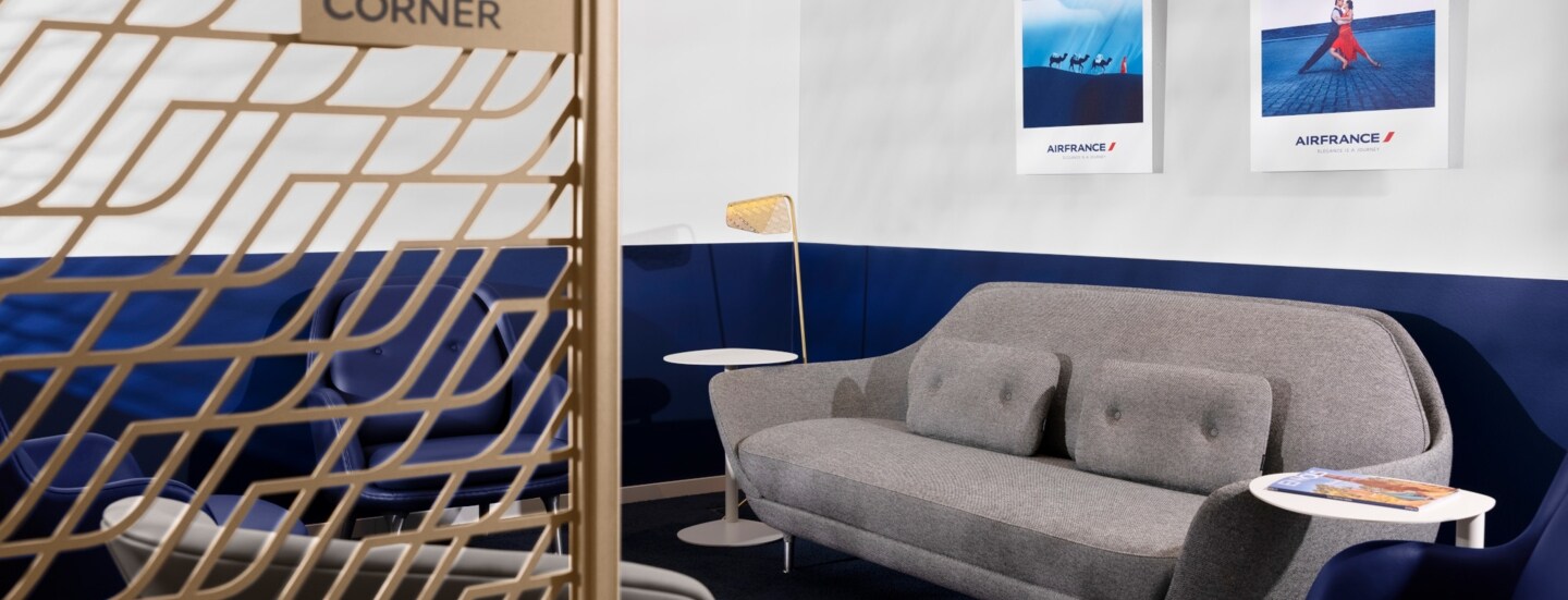 Eine abgetrennte Sitzecke mit Sofa in einer Flughafenlounge von Air France.