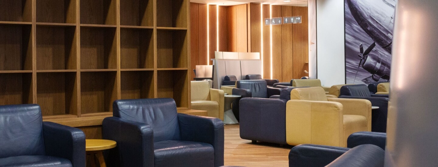Kleine Flughafenlounge mit Ledersesseln.