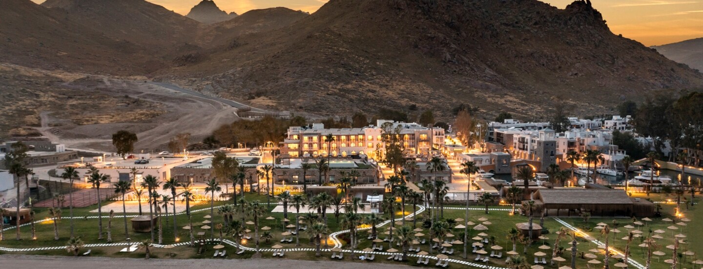 Sicht auf das Radisson Collection Hotel in Bodrum, eingebettet zwischen Bergen und Mittelmeer.