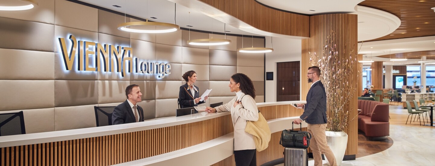 Personen am Empfang einer modernen Vienna Flughafenlounge.