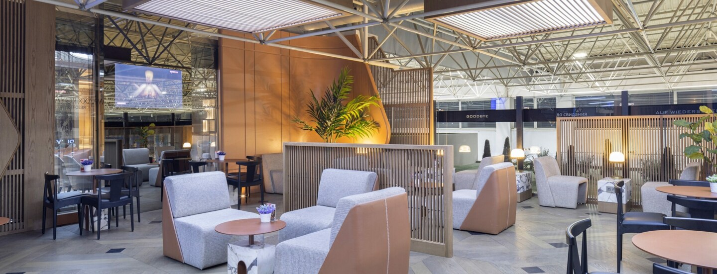 Moderne und helle Flughafenlounge.
