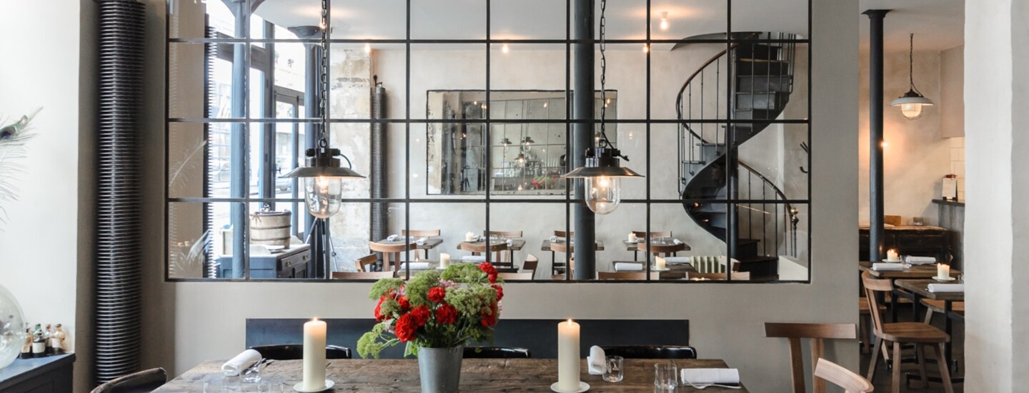 Modernes Restaurant mit rustikaler Einrichtung im Industrie-Stil.