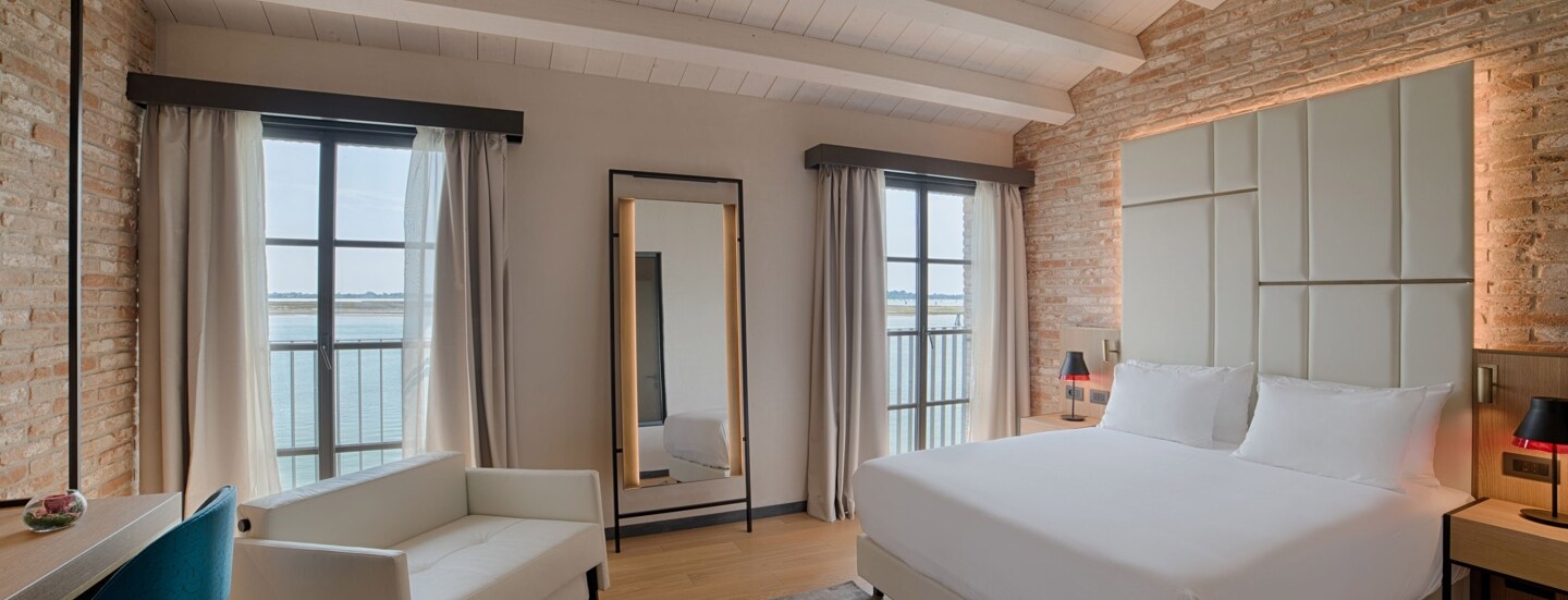 Helles Hotelzimmer mit Blick aufs Wasser.