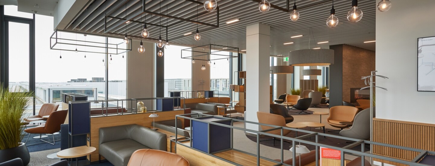 Moderne, helle Flughafenlounge.