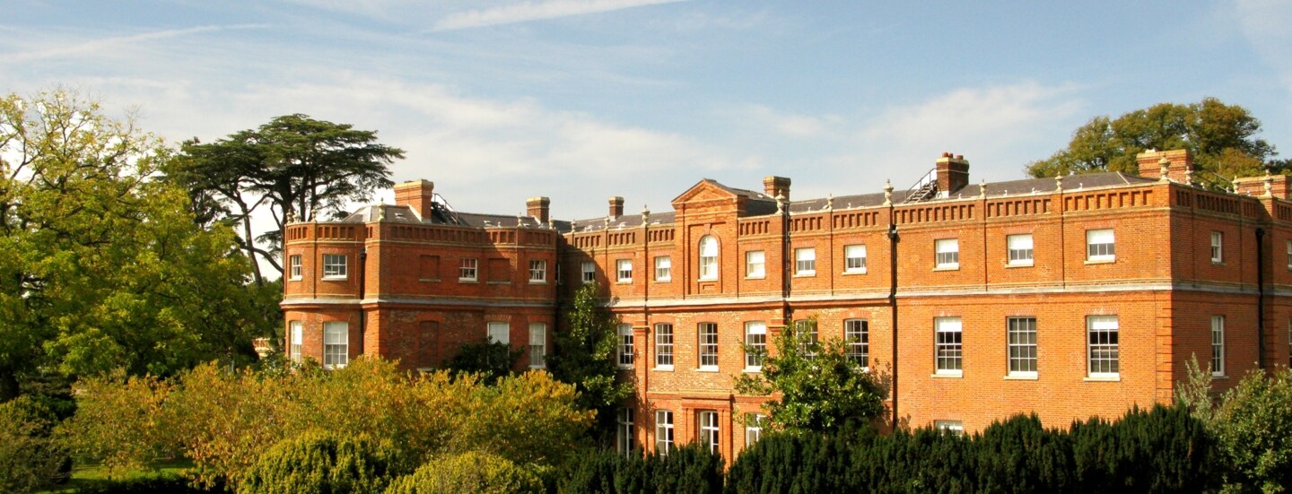 Es fühlt sich an, als wäre das Stadtleben hunderte Kilometer entfernt. Dabei ist London vom The Grove aus in 30 Minuten zu erreichen. Doch in dem Country Retreat kannst du dich auf 5-Sterne-Niveau erholen und den einen oder anderen Abschlag auf dem Golfplatz machen. Und dank deiner Platinum Card profitierst du von besonderen Vorteilen.