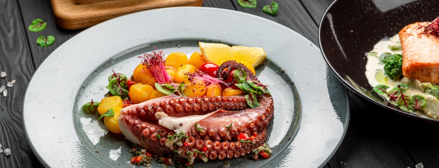 Vormittags warst du im Louvre, danach hast du einen Spaziergang an der Seine gemacht. Nun stehst du vor dem markanten Triumphbogen – und merkst, dass du Hunger bekommst. Gut, dass du einen Tisch im Victoria Paris gebucht hast, das in unmittelbarer Nähe liegt. Dank deiner American Express Platinum Card geht deine Rechnung auf Amex. 