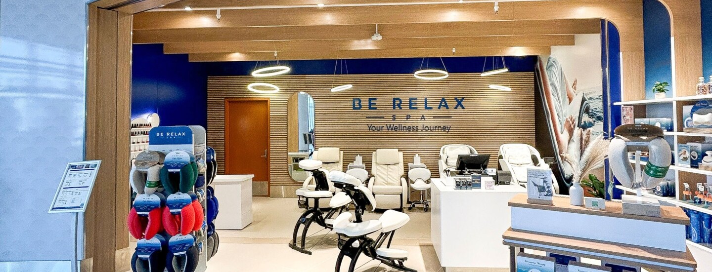 Ein offenes Geschäft an einem Flughafenterminal mit Massagesesseln.