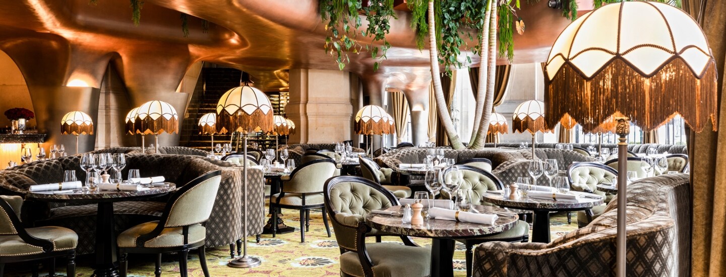 Nobles Restaurant mit geschwungener Decke und Interieur im Art-Déco-Stil.