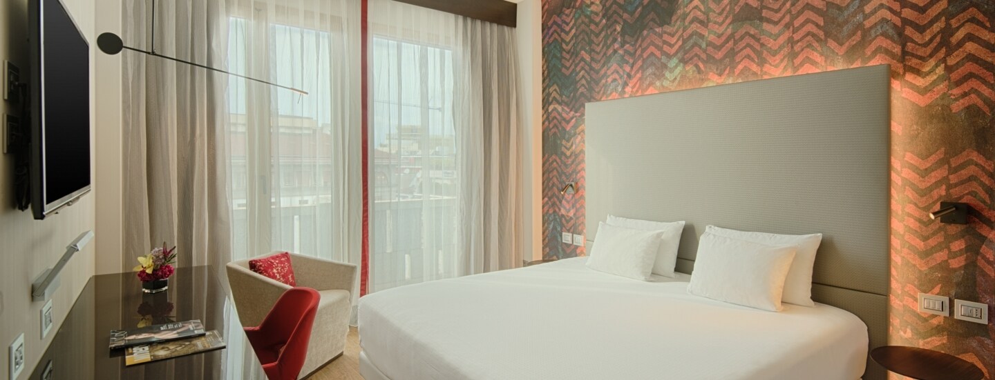 Modernes und helles Hotelzimmer im Stadtzentrum.