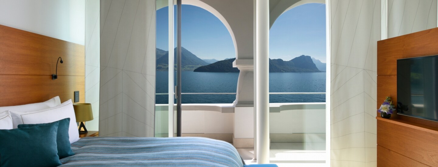 Helles Hotelzimmer mit Loggia und Seeblick.