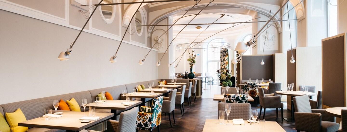 Heller Speiseraum mit Gewölbedecke eines modernen, gehobenen Restaurants.